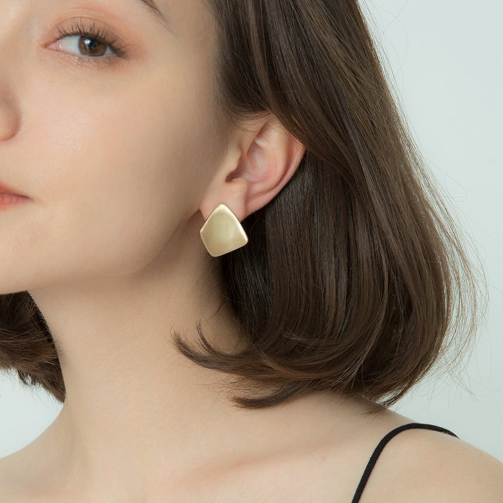 New! CUTE Minimalism earring in gold